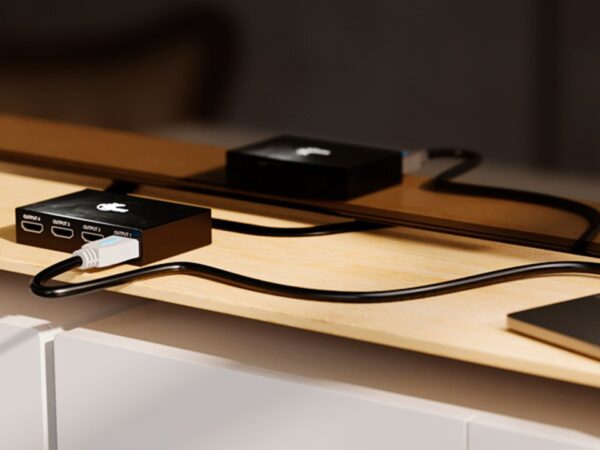 Multiplicador HDMI de 4 puertos con alimentación de corriente Xtech - Imagen 2