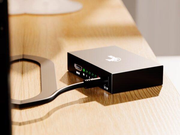 Multiplicador HDMI de 4 puertos con alimentación de corriente Xtech - Imagen 3